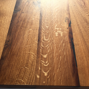 Altholz Tisch dunkel schlicht