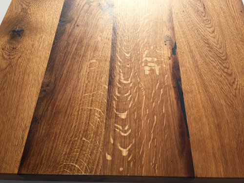 Altholz Tisch dunkel schlicht