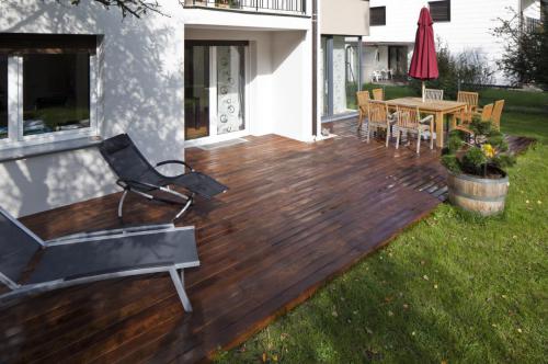 Cumaru-Holzterrasse-frisch-geölt-verdeckt-verschraubt