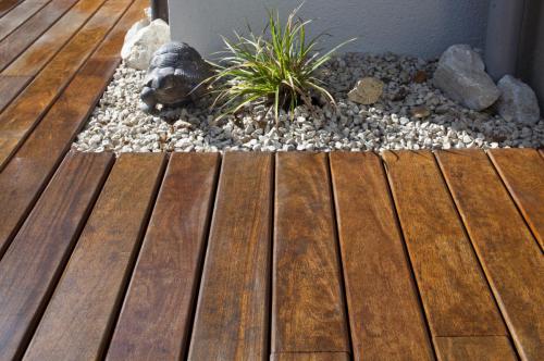 Cumaru-Holzterrasse-mit-Kiesbett