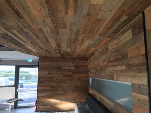 Decke und Wand Altholz