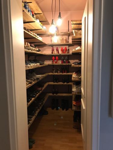 Holz Schuhregal begehbarer Kleiderschrank (2)