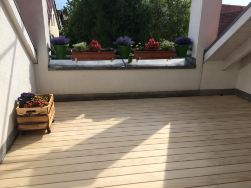 Holzboden Dachterrasse hell spreisselfrei