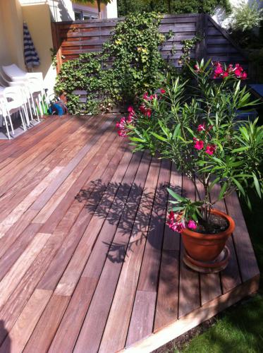 Holzterraasse vergraut