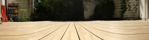 Holzterrasse mit Beleuchtung