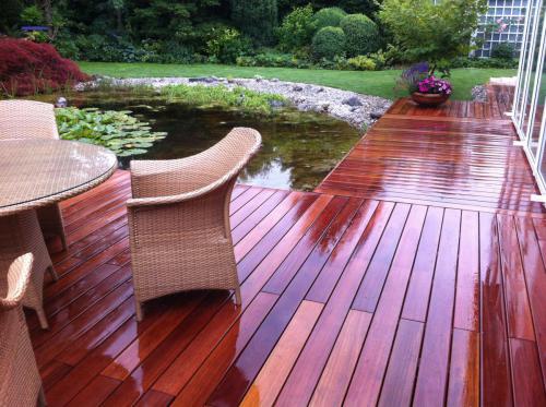 Holzterrasse mit Steg am Haus