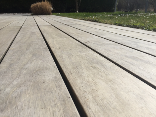 Holzterrasse vergraut