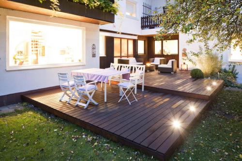 Ipe-Holzterrasse-München-beleuchtet