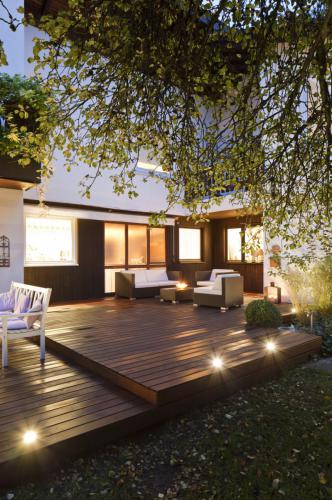 Ipe-Holzterrasse-München-mit-Bodenbeleuchtung-Bodenstrahlern