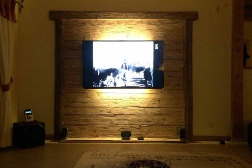 TV Wand Holzverkleidung Altholz (1)