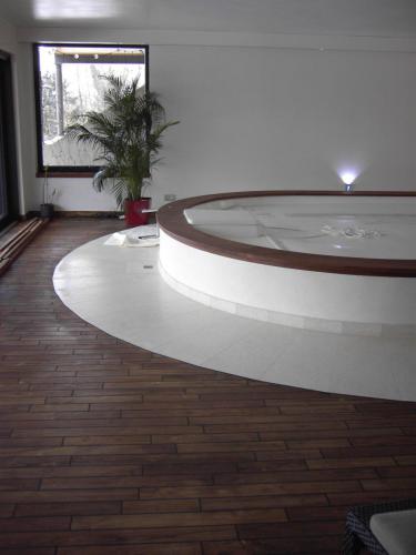 Teak Poolumrandung Gummifuge