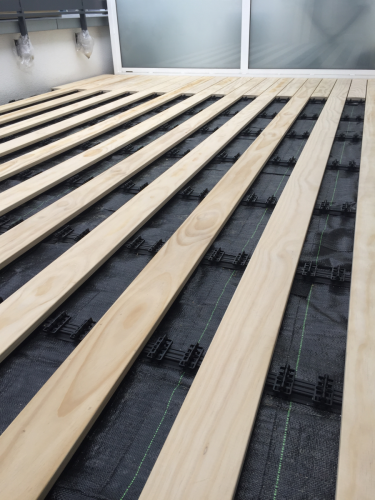 niedriger Aufbau Holzbelag